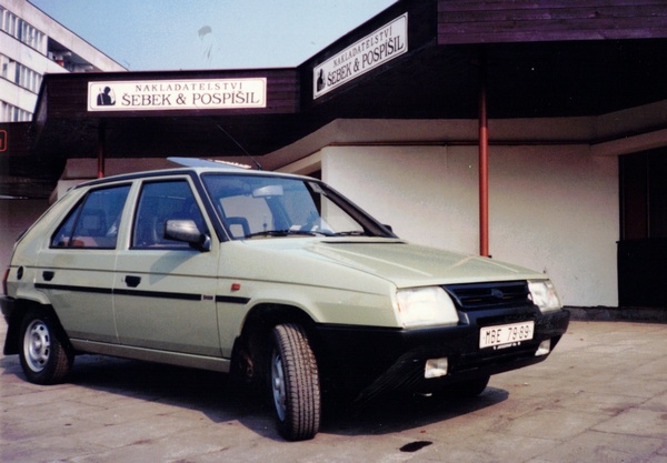 Firemn� favorit p�ed budovou nakl. �ebek a Posp�il